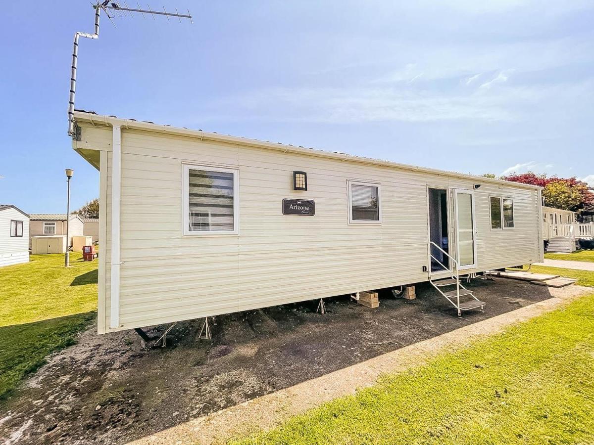 Campsite Modern Caravan At Broadland Sands In Suffolk, Sleeps 6 Ref 20256bs