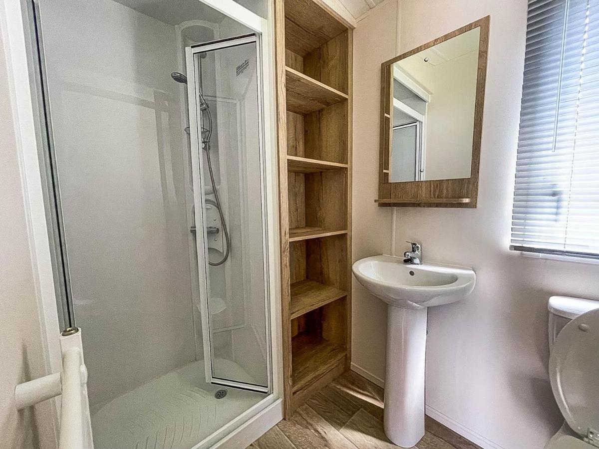 Modern Caravan At Broadland Sands In Suffolk, Sleeps 6 Ref 20256bs Campsite