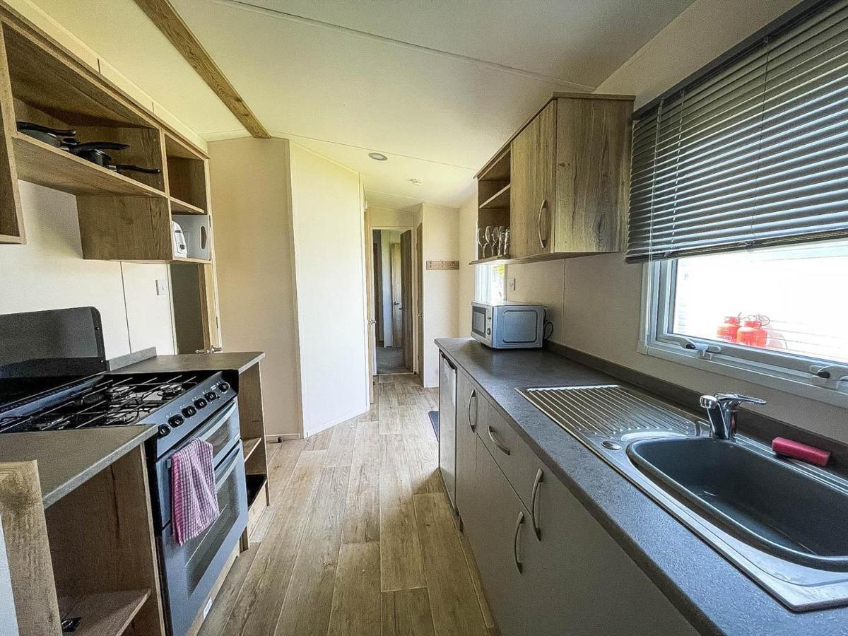 Modern Caravan At Broadland Sands In Suffolk, Sleeps 6 Ref 20256bs Campsite *