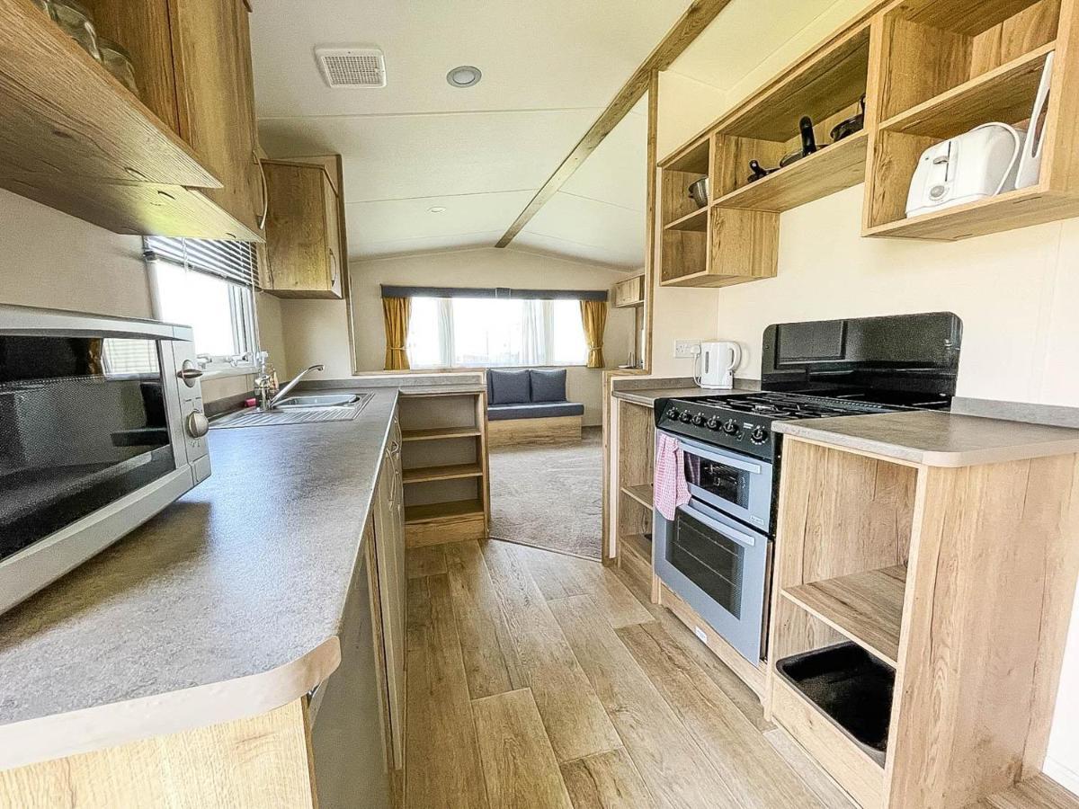 Campsite Modern Caravan At Broadland Sands In Suffolk, Sleeps 6 Ref 20256bs