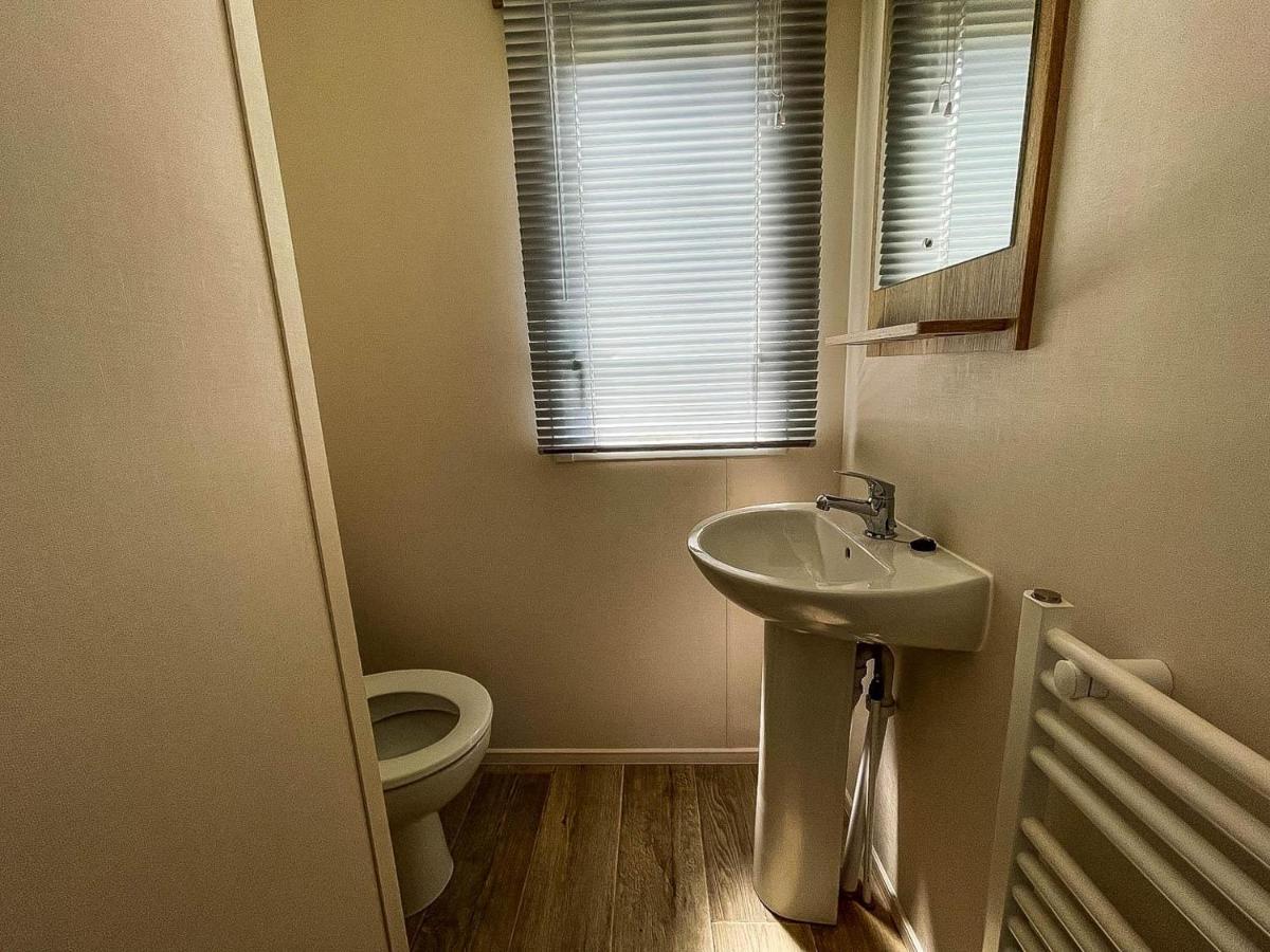 Modern Caravan At Broadland Sands In Suffolk, Sleeps 6 Ref 20256bs