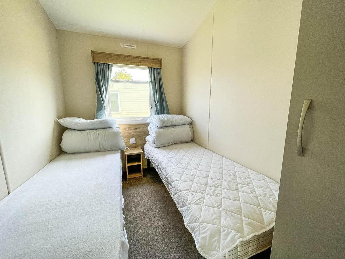 Modern Caravan At Broadland Sands In Suffolk, Sleeps 6 Ref 20256bs