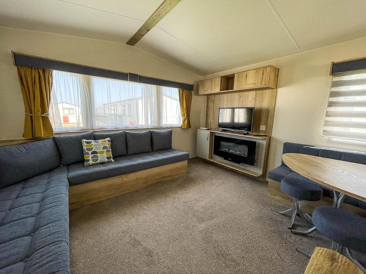 Modern Caravan At Broadland Sands In Suffolk, Sleeps 6 Ref 20256bs