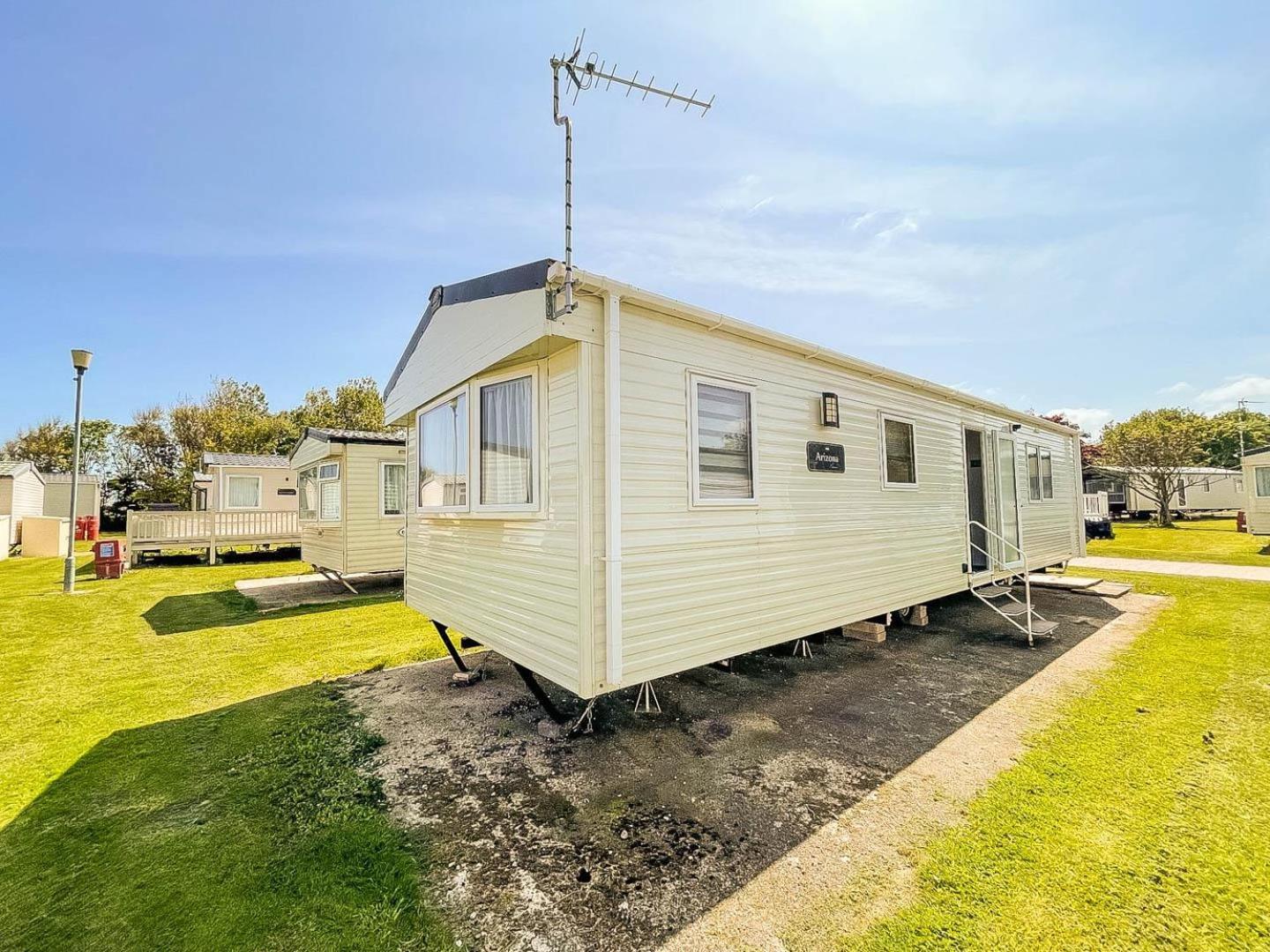 Modern Caravan At Broadland Sands In Suffolk, Sleeps 6 Ref 20256bs Campsite